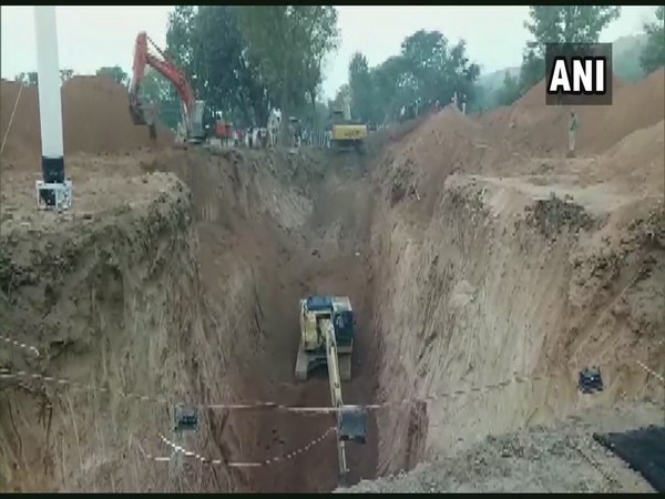 The rescue operation for the toddler underway in Niwari, Madhya Pradesh. (Photo/ANI)