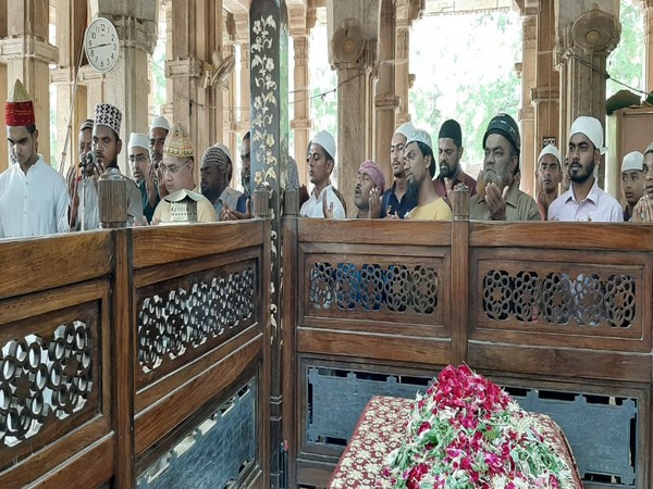 Visual from the mosque in Ahmedabad, Gujarat.