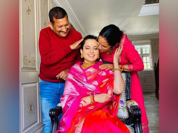 Kangana Ranaut with her parents (Image Source: Instagram)