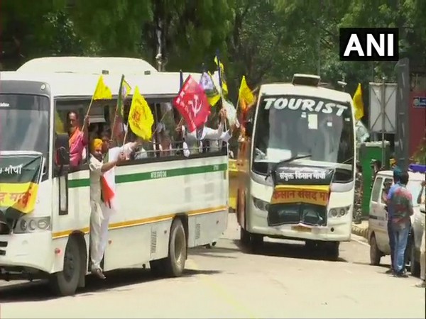 Buses carrying farmers arrive at Jantar Mantar. (Photo/ANI)
