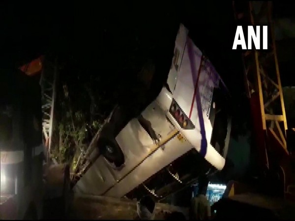 Visuals of the bus at Bhatia Modh flyover in Ghaziabad