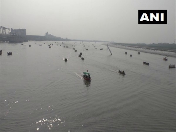 Boats participating in race at Surat