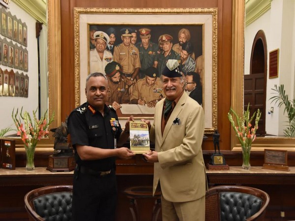 Army Chief General Manoj Pande (L) with Lt Gen (retd) Rajan Bakhshi (R)
