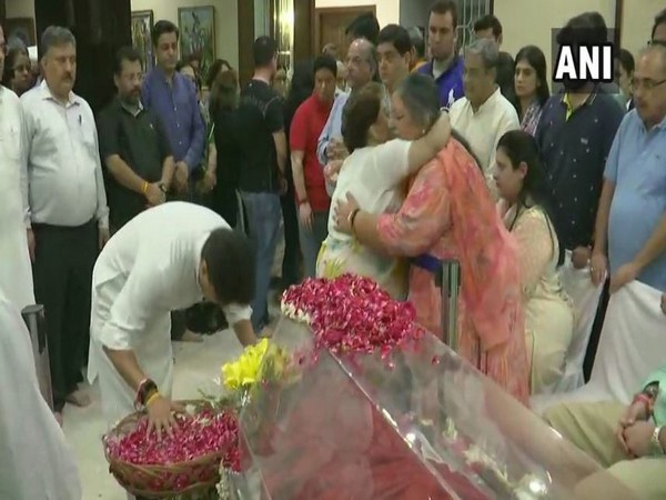 Congress leader Jyotiraditya Scindia paid tribute to Arun Jaitley at his Delhi residence. Photo/ANI 