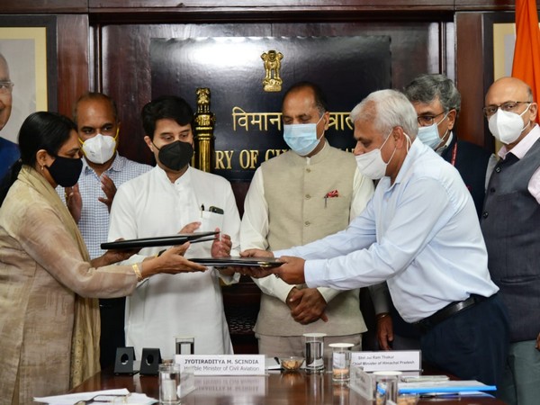 Himachal Pradesh Chief Miniter Jai Ram Thakur (R) with Civil Aviation Minister Jyotiraditya Scindia  