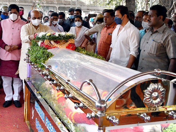 Karnataka CM Basavaraj Bommai lays a wreath at the mortal remains of veteran Kannada actor Rajesh, in Bengaluru.