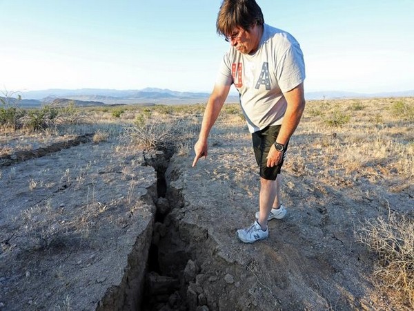 A man points at a fissure created by the earthquake in California on July 5 (Photo/Reuters)