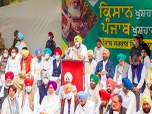 Visual from Punjab CM's dharna in New Delhi. (Photo: Twitter Amarinder Singh)