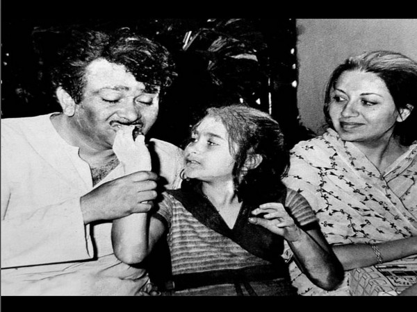 Karisma Kapoor with her parents (Image source: Instagram)