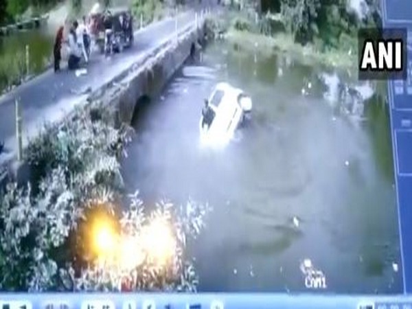The car fell into a river in Orchha town after avoiding an accident with auto-rickshaw coming from opposite direction. 
