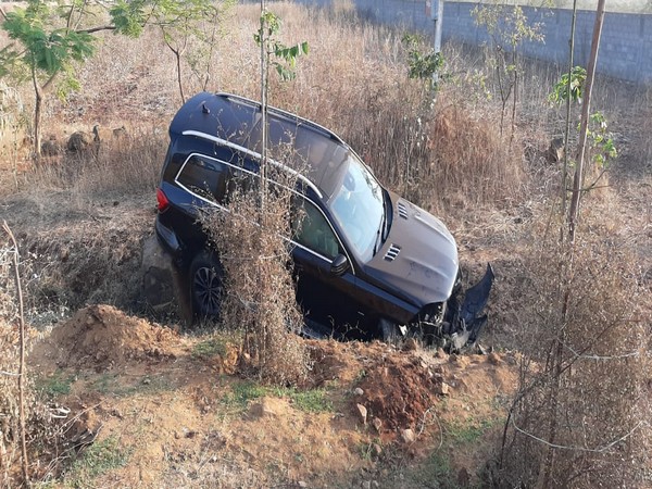 Vehicle of YS Jagan Mohan Reddy's brother-in-law fell in a roadside gorge on Saturday. Photo/ANI
