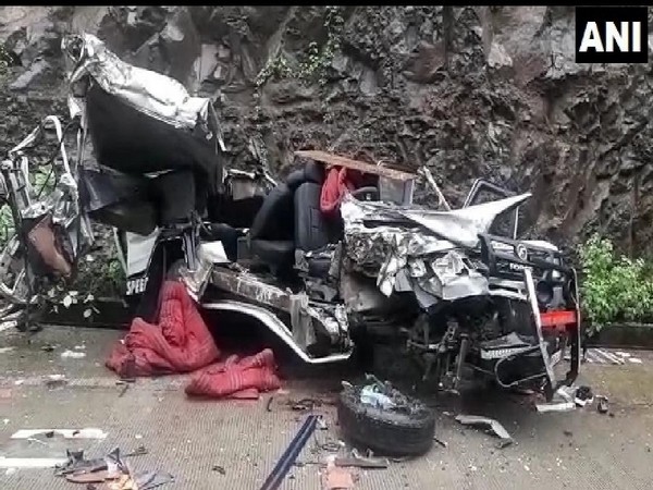 A car collided with a bus in Barwani, Madhya Pradesh 