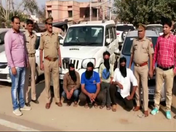 Loni Police with the members of four-wheeler theft gang in Ghaziabad. Photo/ANI