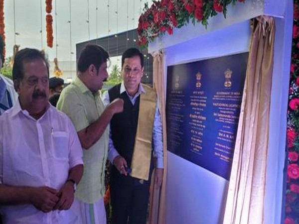 Shipping Minister Sarbananda Sonowal inaugurates Valiyazhikkal Lighthouse in Kerala (Photo/PIB)