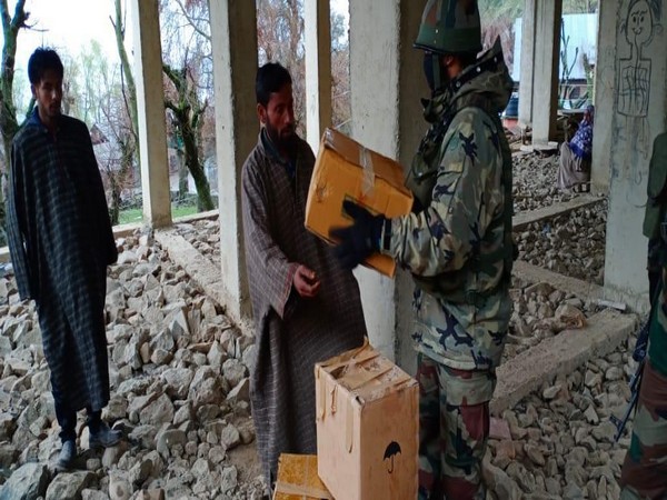 Indian Army distributed ration among daily wage earner, migrant workers