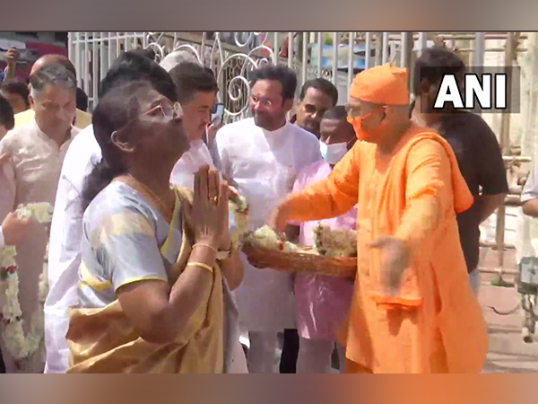 NDA's Presidential candidate Droupadi Murmu pays  tribute to Swami Vivekananda on Tuesday (Photo/ANI)