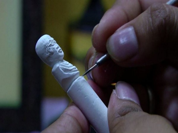 Varun Kumar Achar carve Gandhis’ statues on chalk pencils in Shivamogga on Wednesday. Photo/ANI