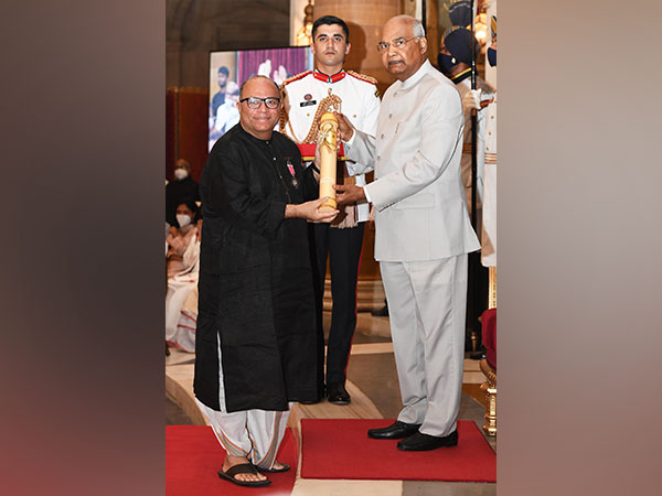 Chandraprakash Dwivedi receiving Padma Shri award (Image source:Twitter)
