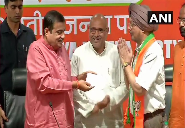 Former IAS officer of Punjab cadre SS Channy joining BJP in presence of Union Minister Nitin Gadkari in New Delhi on Thursday Photo/ANI.