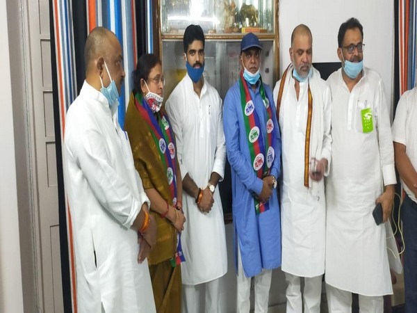 Senior BJP leader Rameshwar Chaurasiya (in blue kurta) on Wednesday joined the Lok Janshakti Party (LJP).