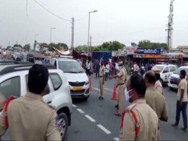 Telangana Police checking e-pass of vehicles entering in state. (Photo/ ANI)
