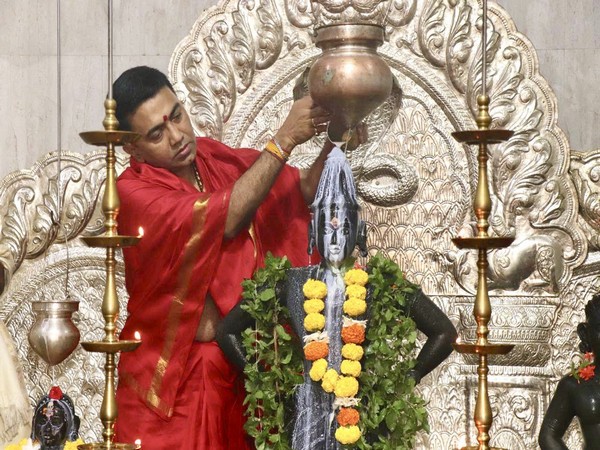 Goa CM Pramod Sawant celebrating Ashadhi Ekadashi at Shri Vitthal - Rukmini Temple, Pandharpur (Photo: DIP Goa Twitter)
