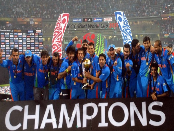 Team India after winning the 2011 World Cup (Photo/ Suresh Raina Twitter)