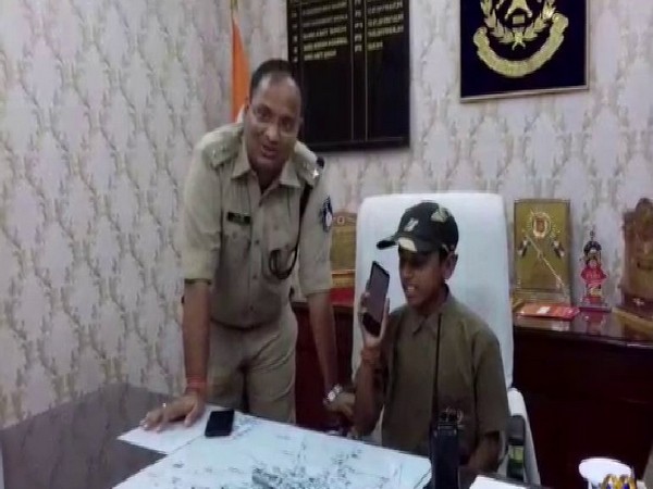Superintendent of Police (SP) Amit Singh with children in Madhya Pradesh on Thursday. (Photo/ANI)