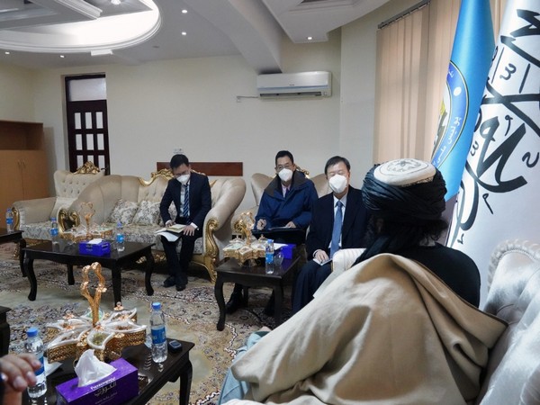 Chinese Ambassador to Kabul Wang Yi with Afghanistan's Acting Interior Minister Sirajuddin Haqqani. (Image credit: Twitter/@moiafghanistan)