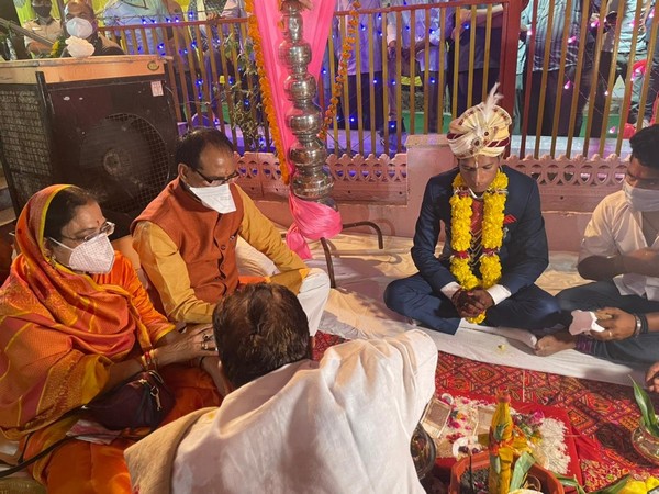 Madhya Pradesh Chief Minister Shivraj Singh Chouhan performing Kanyadaan ritual of one of his adopted daughters. (Photo/ ANI)