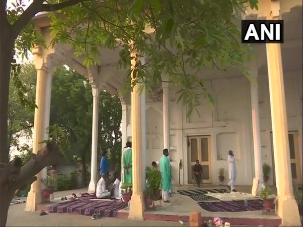 Early morning visuals from Chunar Guest House where Congress General Secretary Priyanka Gandhi Vadra & party workers have been sitting on dharna