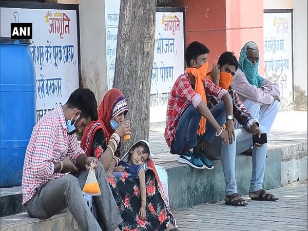 Locals consume juice and cold drinks to beat the heat as Churu records maximum temperature of 43 degrees Celsius on Saturday. (Photo/ANI)