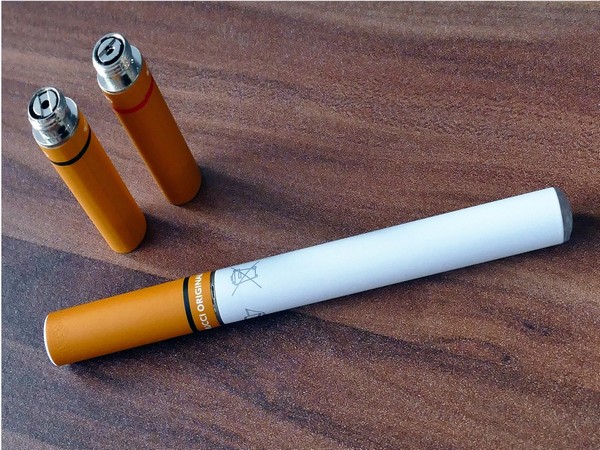 
    Intake of e-cigarettes with smoking cessation helps to quit faster
    