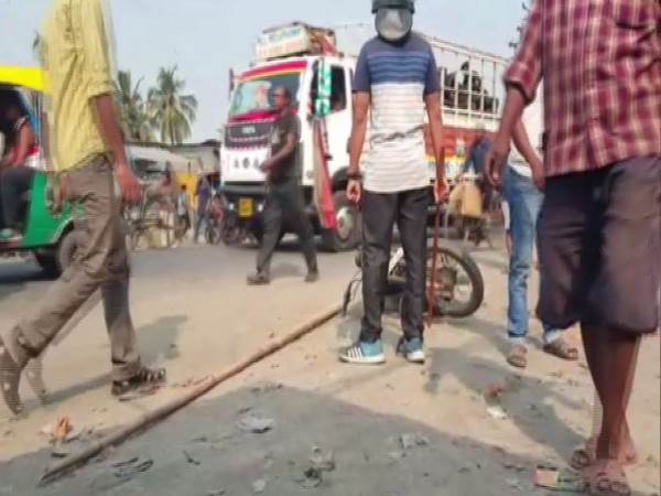 Clashes erupt between BJP and TMC in North 24 Parahgans on Saturday afternoon [Photo/ANI]