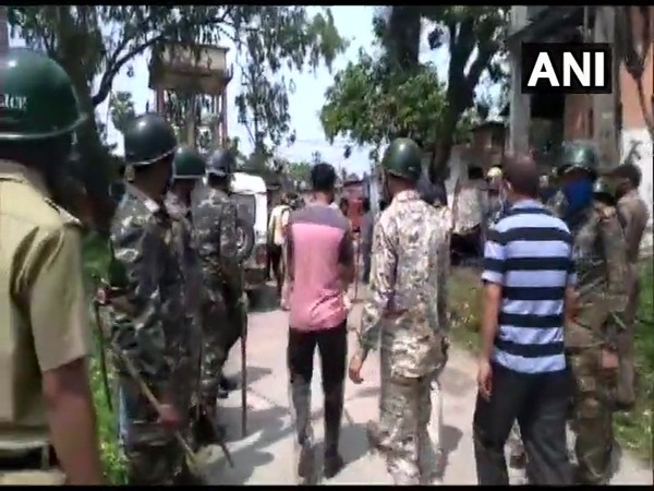 Clash broke out between police and prisoners in West Bengal. 