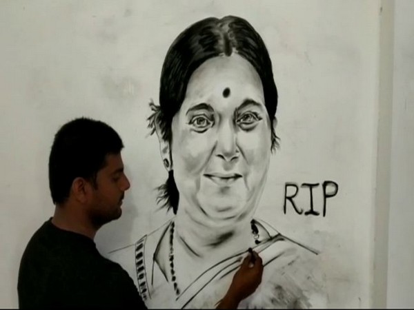 Zohaib Khan made a 6 feet portrait of Sushma Swaraj on Wednesday. Photo/ANI