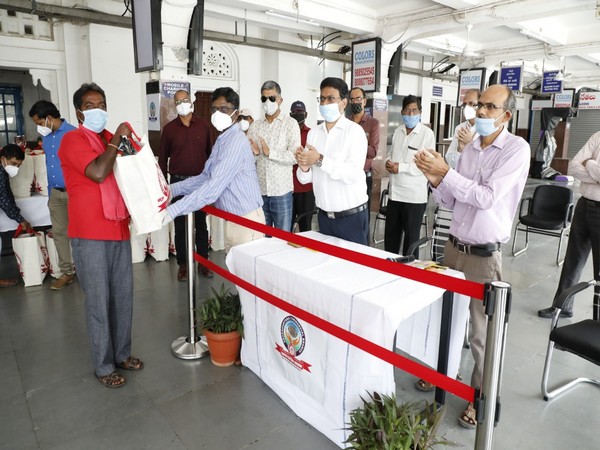 Licensed porters of Kacheguda Railway Station received aide from Officers & Staff of Head Quarters Commercial Branch [Photo/ANI]