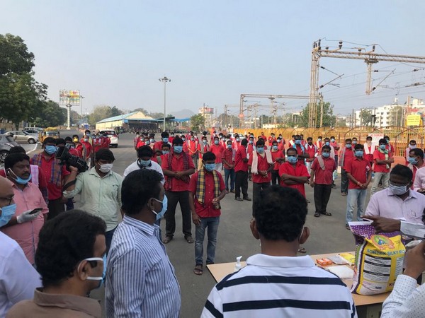 Licensed porters in Vijayawada receive aide from Railway officials [Photo/ANI]