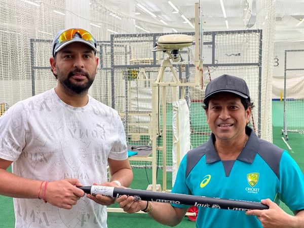 Yuvraj Singh and Sachin Tendulkar with the 2011 World Cup stump. (Photo/cricket.com.au Twitter)
