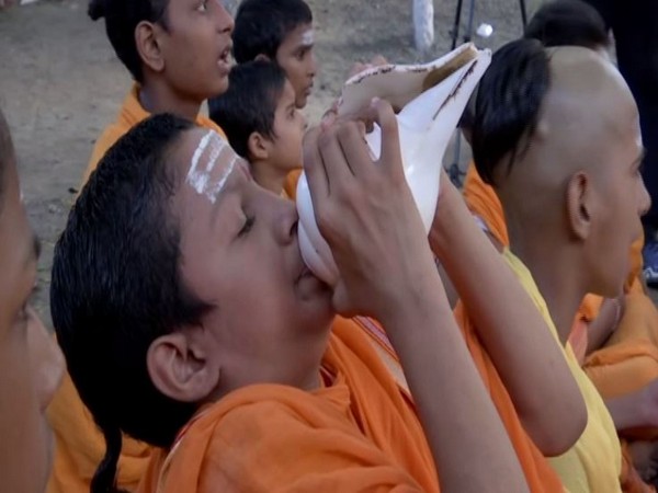 A child blowing the conch (shankh) during the yagna in Patna (Photo/ANI)
