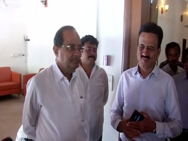 On left Congress leader Radhakrishna Vikhe Patil and on right Girish Dattatray Mahajan 