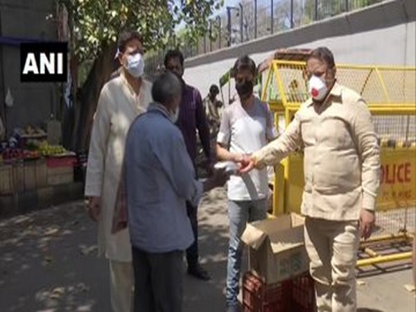 A visual of Congress workers distributing food packets in New Delhi on Sunday. 
