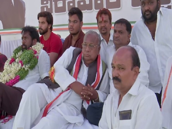 Senior Congress leader V Hanumantha Rao and party workers protesting in Hyderabad, Telangana on Thursday Photo/ANI.