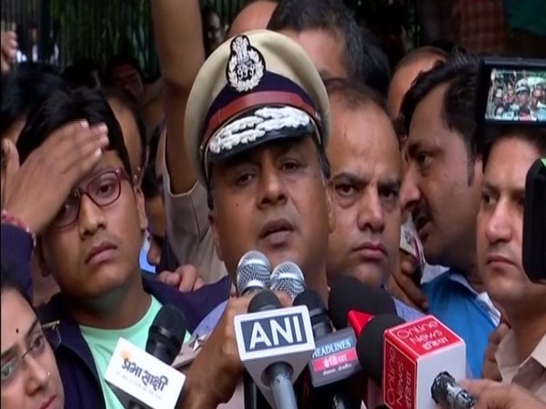 Devesh Chandra Srivastava, Joint Commissioner of Police (Southern Range) speaking addressing protesters at ITO, New Delhi on Tuesday. Photo/ANI