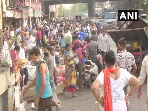 Huge crowd seen at Mumbai's Dadar market on Saturday. (Photo/ANI)