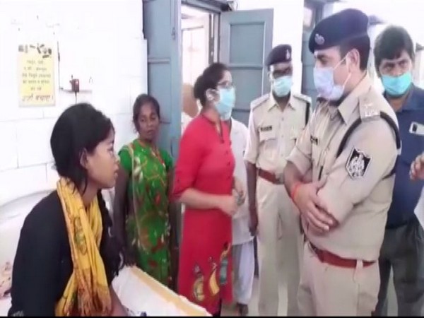 The acid attack victim speaking to the SP of Panna. (Photo/ANI)