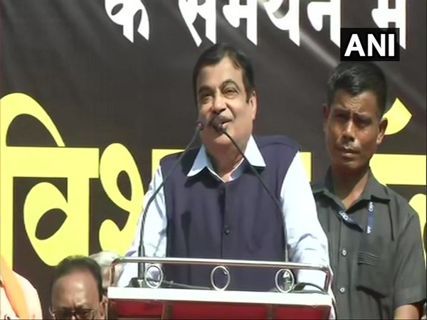 Union Minister Nitin Gadkari addressing rally in Nagpur on Sunday (photo/ANI)