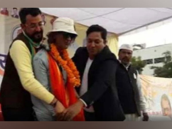 Man with a knife reaches on stage during a Congress program in kashipur (Photo/ANI)