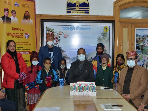 Himachal Pradesh CM hands over smartphones to students