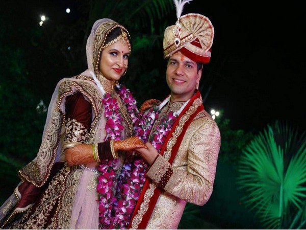 Pilot Ashish Tanwar with his wife. Photo/ANI